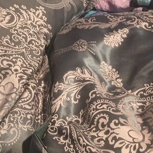 Elegant Gray and Cream Damask Queen Comforter  Set 2 Pillow Cases- Brand